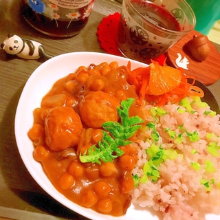 ごろごろ鶏団子とひよこ豆のホエーカレー